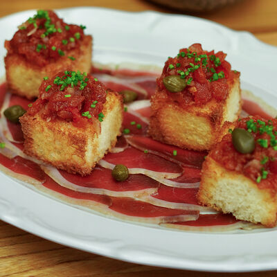 Хамон из утиной грудки, томатный хлеб в Yale по цене 790 ₽