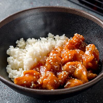 Куриное филе в кисло-сладком соусе с рисом Жасмин в ХО по цене 620 ₽