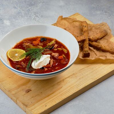 Суп Солянка с каперсами, оливками и сметаной в Wokker Express по цене 469 ₽