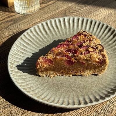 Пирог со сливой и франжипаном в Без рецепта по цене 895 ₽