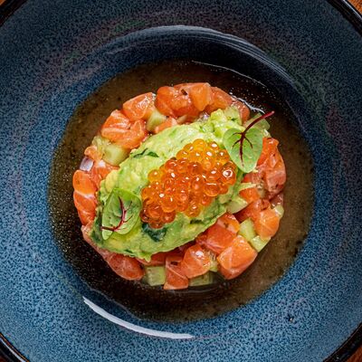 Тартар из лосося с кремом из авокадо и красной икрой в Гости Рестопаб по цене 39 р.