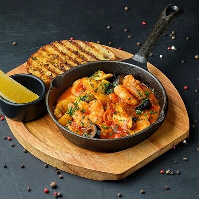 Креветки с артишоками в томатном соусе в Mesto Sushi & Grill по цене 950 ₽