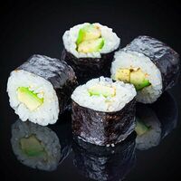 Ролл с авокадой в Sushi Maximum