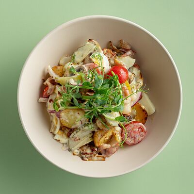 Тёплый салат с беконом и картофелем в Coffeeshop Company по цене 620 ₽