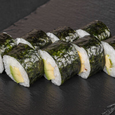 Ролл с авокадо в Отличные Суши по цене 286 ₽