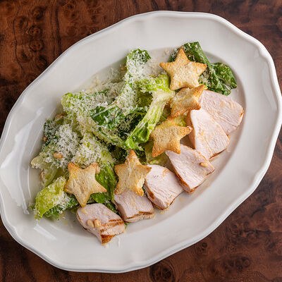 Салат с сочным цыпленком и хрустящим Романо в Чочо по цене 790 ₽