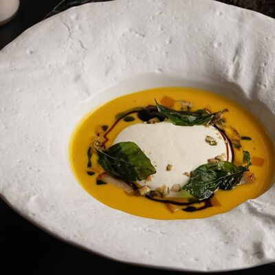 Крем-суп из тыквы с гребешком и пармезаном в Морской по цене 890 ₽