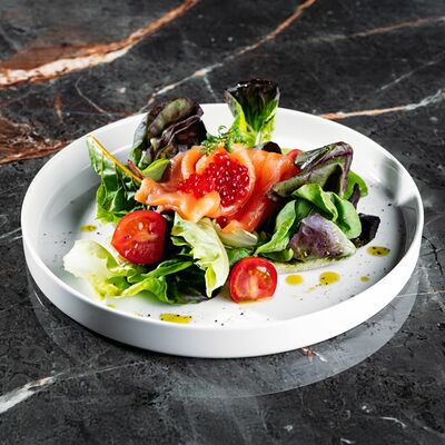 Салат с копченым лососем и красной икрой в 4Yoou по цене 594 ₽