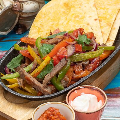 Фахитос с говядиной в Burritos по цене 650 ₽