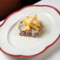 Тартар из говядины с картофелем фри и муссом тоннато в il matto