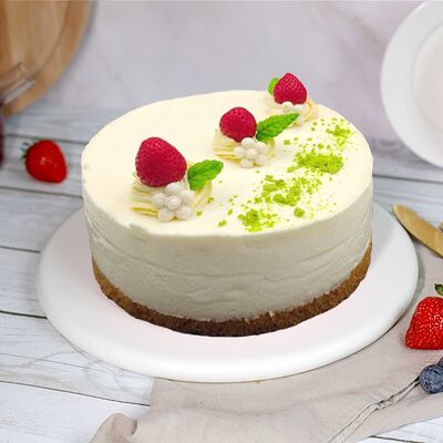 Торт Молочная девочка с клубникой в Пекарня Робин Сдобин по цене 900 ₽