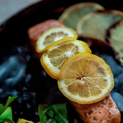 Стейк лосося с зелёным салатом в #proсчастье по цене 830