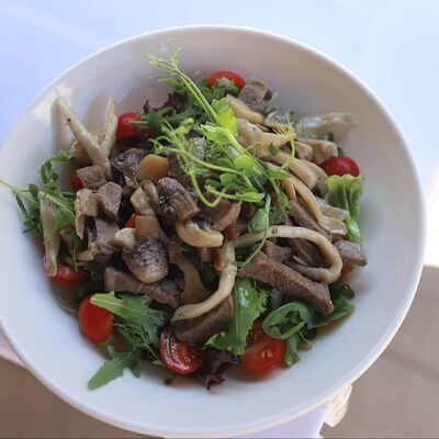 Тёплый салат с говядиной в Klaus Cafe по цене 35 р.