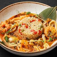 Морепродукты в соусе Том Ям в Морошка