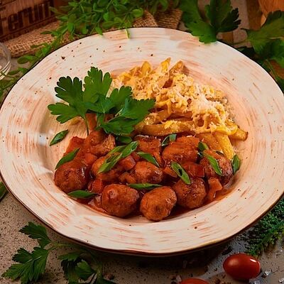 Картофель фри Техас с митболами в томатном соусе в Рестобар Ферум по цене 380