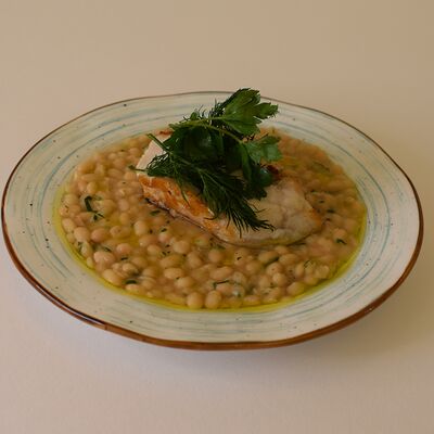 Филе морского окуня с белой фасолью в Пряный Тимьян по цене 670 ₽
