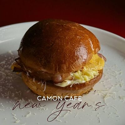 Утренняя булочка с хрустящим беконом и сыром в Camon Cafe по цене 660 ₽