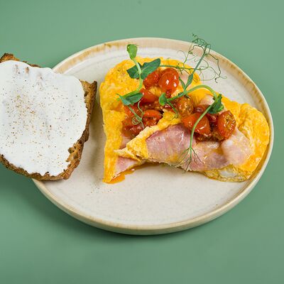 Омлет с беконом в HAND COFFEE по цене 710 ₽