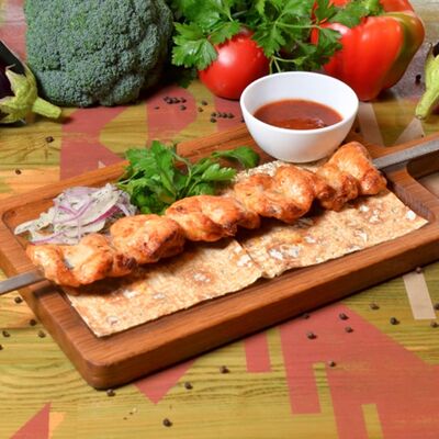 Шашлык из куриных бедрышек с соусом сацебели в АйДаБаран по цене 720 ₽