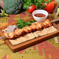 Шашлык из куриных бедрышек с соусом сацебели в АйДаБаран