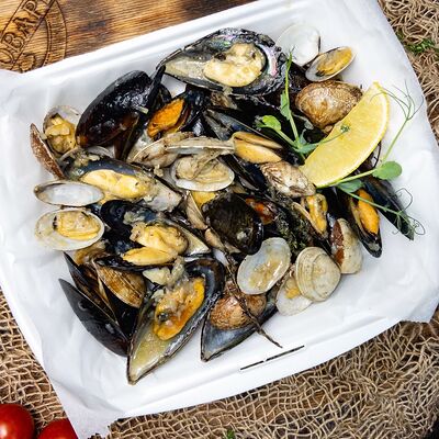 Сет моллюсков в винном соусе в РАКОВАРЪ по цене 1590 ₽