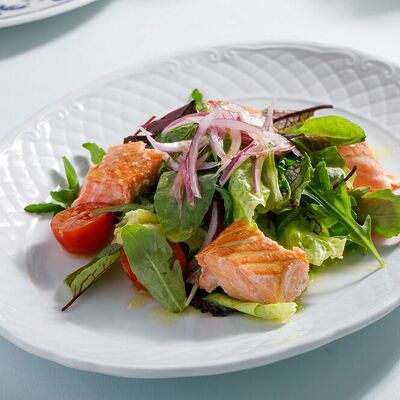 Салат с копченой форелью в Кукумбер по цене 1190