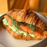 Круассан с лососем в Кафе Май