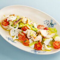 Теплый салат с морепродуктами, сельдереем и черри в Терраса