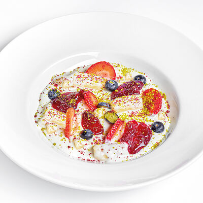 Ленивые вареники в кокосовом молоке с брусничным конфи в Udcкафе Upside Down Cake по цене 590 ₽