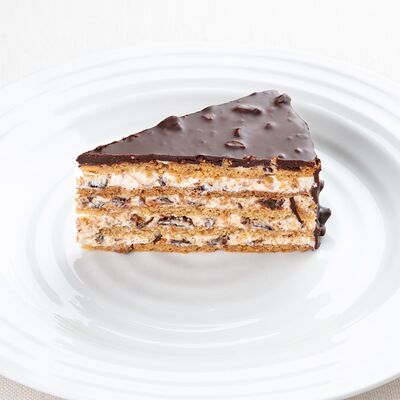 Торт с черносливом, сметанным кремом и грецким орехом в Gallery to go по цене 770 ₽