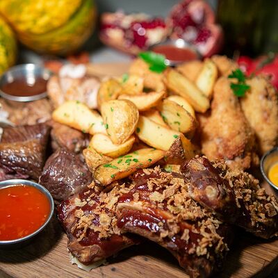 Мясной набор в Пармезан и пури по цене 1500 ₽