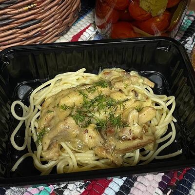 Бефстроганов из курицы со спагетти в Сули по цене 260 ₽
