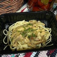 Бефстроганов из курицы со спагетти в Сули