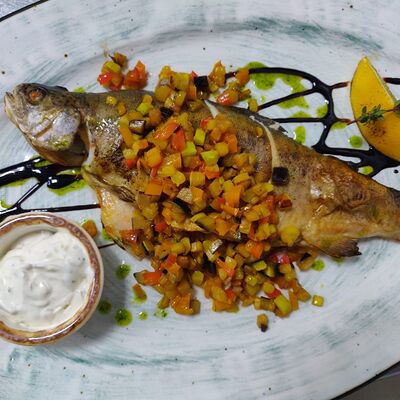 Форель Радужная запеченная, соус тар-тар и рататуй из овощей в Столица по цене 1200 ₽