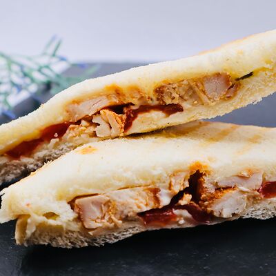 Сэндвич с курицей в соусе блю чиз в Два зерна по цене 396 ₽