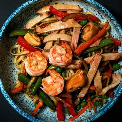 Вок с морепродуктами в Рога Лося по цене 410 ₽