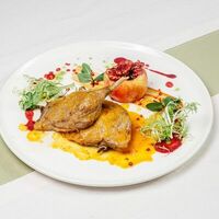 Утиная ножка конфи с запеченным яблоком в Ривьера