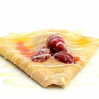 Блин с клубникой и сгущенным молоком в Бегемот
