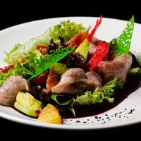 Салат с утиной грудкой в PlutuS Resto Club