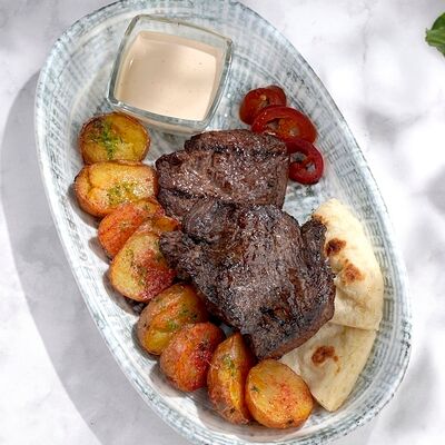 Говяжья вырезка с печеным картофелем в Петрушка по цене 1176 ₽