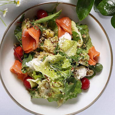 Салат с форелью, авокадо и соусом манго в Юность у моря по цене 1130 ₽