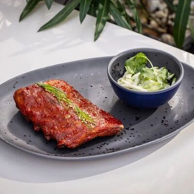 Свиные ребра в глазури BBQ, подаются с хрустящим салатом в Brasserie lambic по цене 936 ₽