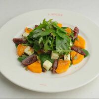 Салат с запеченной тыквой, апельсином и домашним сыром в Bistrot Le Moujik