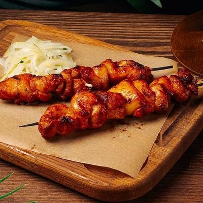 Шашлычок из филе куриного бедра в Хочу и буду по цене 355 ₽