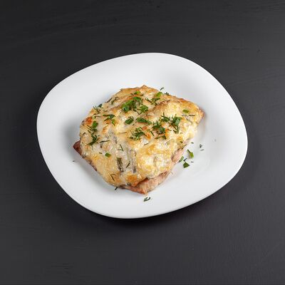 Горбуша с соленым огурцом под сырной шапкойв едDA по цене 250 ₽