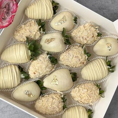 Клубника в шоколаде набор Жемчужный в Berry sweets по цене 3850 ₽