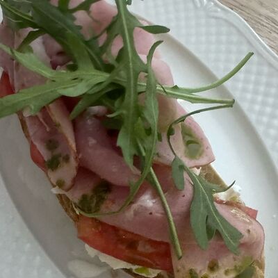 Брускетта со страчателлой и сыровяленым окороком в Острова по цене 550 ₽