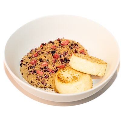 Сырники с домашней сгущенкой и сублимированной ягодой в Pizzayolo по цене 495 ₽