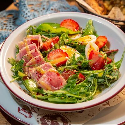Салат с тунцом и клубникой в Mama Roma по цене 735 ₽