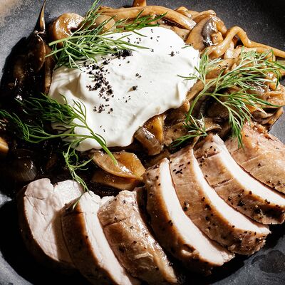 Свиная вырезка с грибным рагу и копченой сметаной в Гастробар PINCH по цене 730 ₽